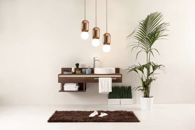 Temiz banyo stili, dekoratif tasarım, ahşap dolaplar.