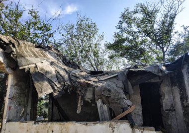 Kırsal kesimde terk edilmiş bir ev.