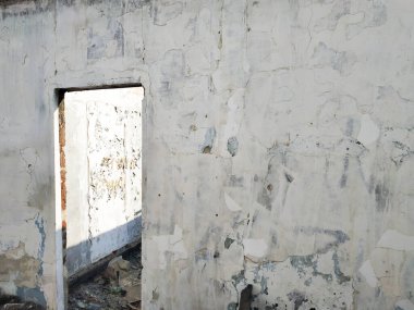 Eski harabe ve terk edilmiş evin geçidi