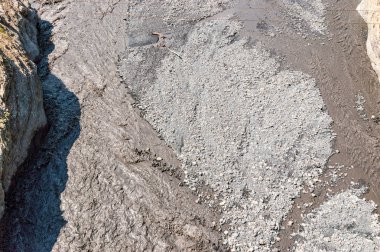 Hızlı bir dağ nehrinin yatağının üst manzarası