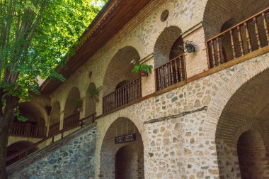 Azerbaycan 'ın batısındaki Sheki şehrinde antik bir kervan.