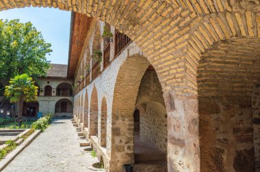 Azerbaycan 'ın batısındaki Sheki şehrinde antik bir kervan.