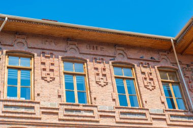 Azerbaycan 'daki eski Shaki şehrinin eski sokaklarında tuğla evler