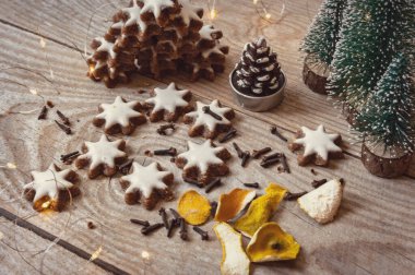 Noel gingerbread ahşap bir masa üzerinde