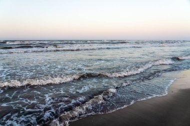 Güneş battıktan sonra okyanus kıyısı manzarası