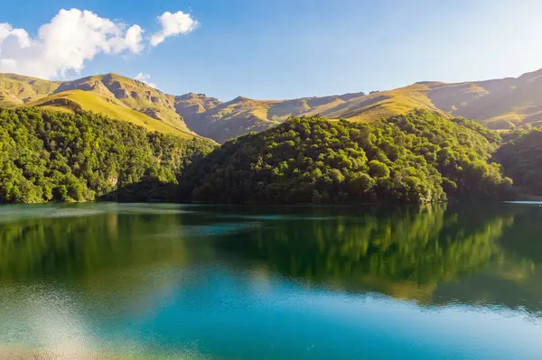 Azerbaycan Cumhuriyeti 'nde MaralGol Gölü manzarası