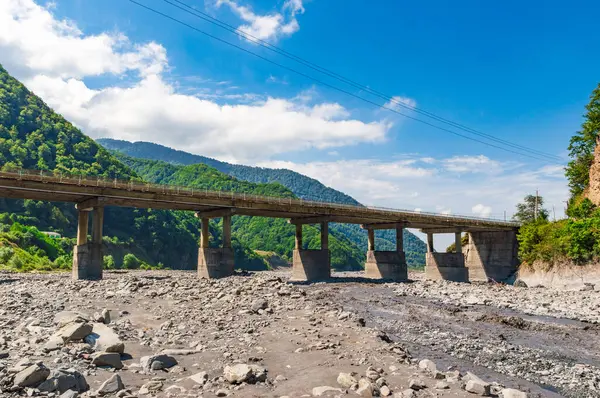 Azerbaycan 'ın Ilisu köyü yakınlarındaki Kurmukhchay Nehri' nde bir köprü.