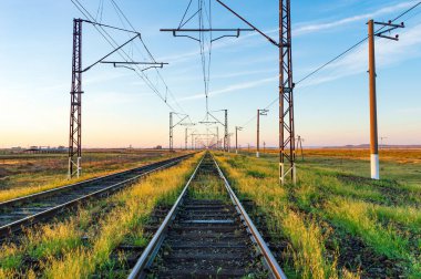 Güneş doğarken eski demiryolu