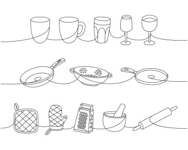 Mutfak aletleri tek sıra halinde. Kupa, bardak, şarap kadehi, kızartma tavası, süzgeç, süzgeç, mutfak eldiveni, pişirme eldiveni, el çeliği rendesi, havan topu, merdane deseni..