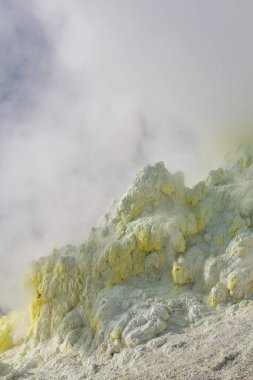 Sülfürik volkanik bacadan yükselen buhar bulutları