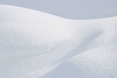 Kış arkaplanındaki yumuşak kıvrımlar