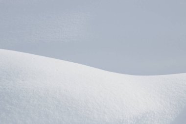 Kış arkaplanındaki yumuşak eğri