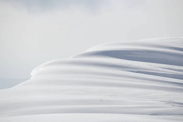 山の雪の上の影と光 Cornice — ストック写真