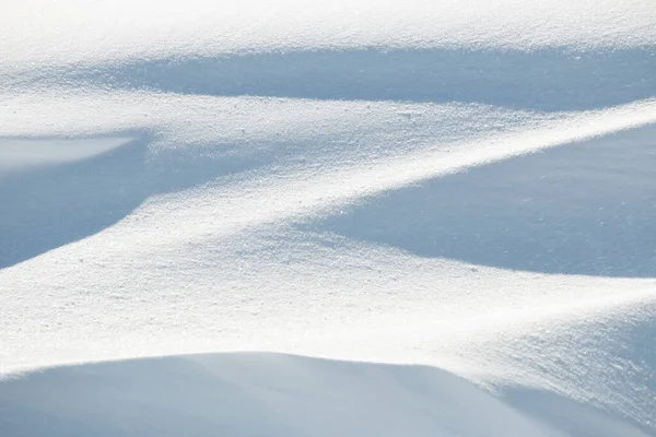 純白の真冬の雪の中の光と影のライン — ストック写真