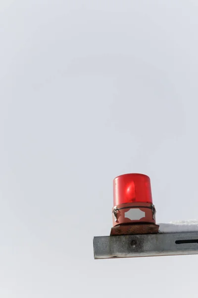 浅色背景的杆子上的红灯 — 图库照片