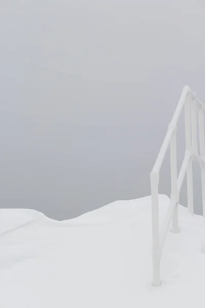 Białe Balustrady Schodowe Duży Śnieg Dryfują Pochmurny Dzień — Zdjęcie stockowe