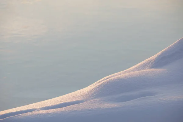 带海洋背景的角落雪地上的晨光 — 图库照片