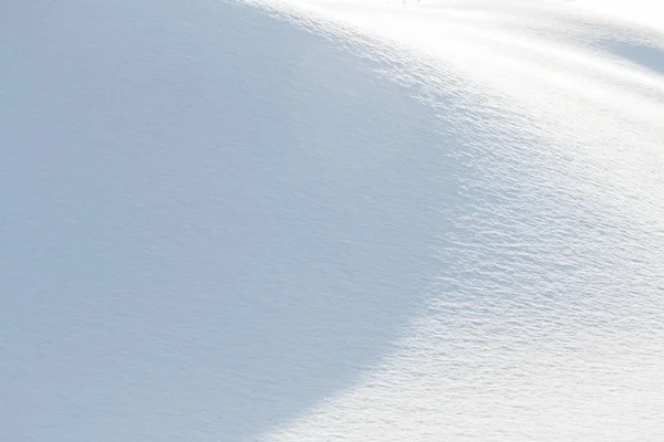 新鮮な白い雪の背景に湾曲した影 — ストック写真