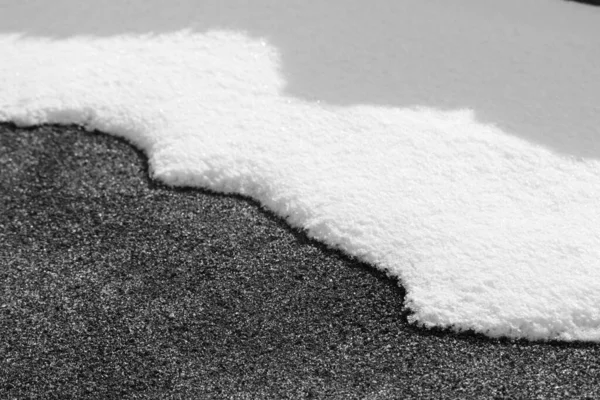 Свежий Белый Снег Черном Песке — стоковое фото