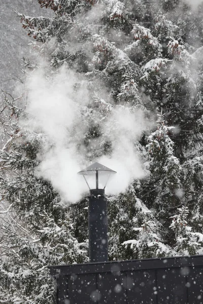 Белый Дым Поднимается Черного Дымохода Снежный День — стоковое фото