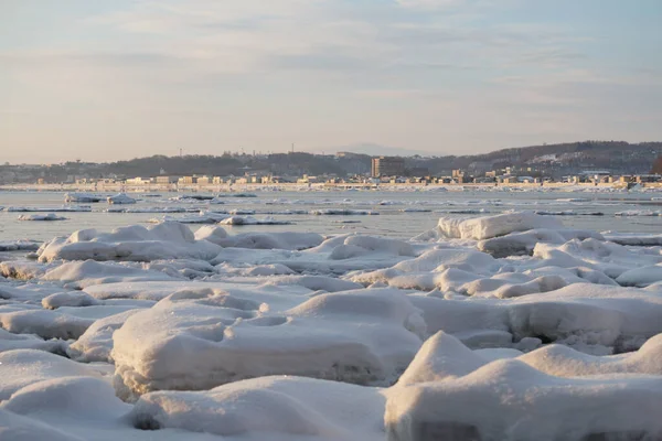 Abashiri Körfezi 'nde buzlar yüzüyor. Arka planda, Hokkaido, Japonya.