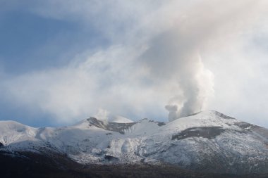 Dağ 'dan bulutlar yükseliyor. Tokachi volkanı, Hokkaido, Japonya