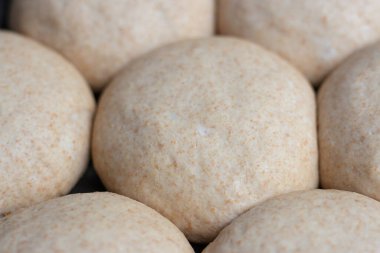 Çiğ ekmek hamurunu kapat.