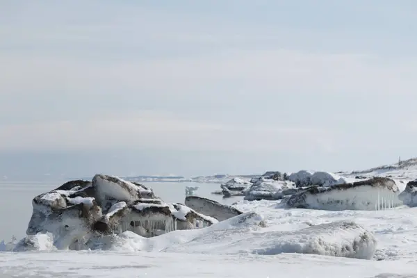 Kışın karlı sahilde deniz buzu, Hokkaido, Japonya