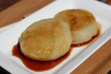  Soslu Japon patatesli mochi köftesi.