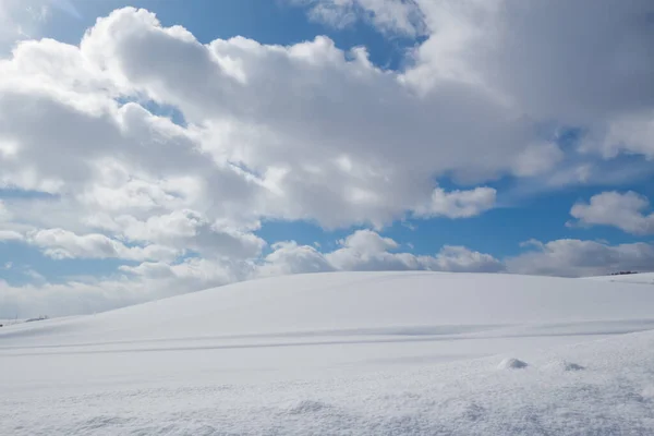 Zimowy Krajobraz Świeży Śnieg Pustym Polu Wzgórza Błękitnym Niebem Białymi — Zdjęcie stockowe