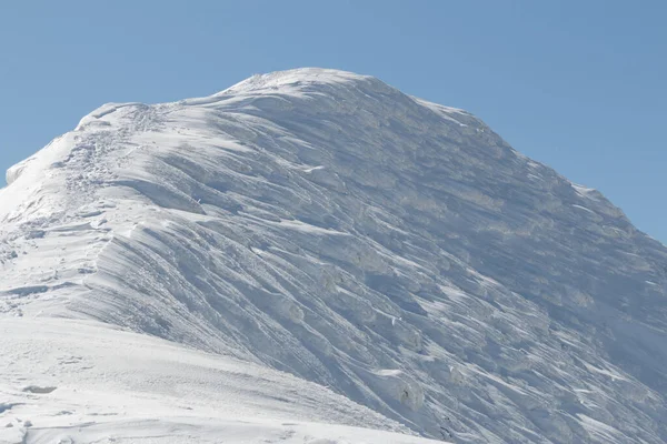 Tepe Karla Kaplı Dağın Zirvesine Çıkıyor — Stok fotoğraf