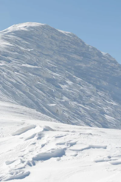 Zbliżenie Zimowego Ośnieżonego Grzbietu Górskiego Prowadzącego Szczytu — Zdjęcie stockowe