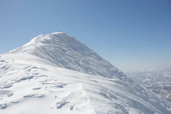 Κορυφογραμμή Οδηγεί Στην Κορυφή Του Χιονισμένου Βουνού Μικροσκοπικοί Άνθρωποι Στέκονται — Φωτογραφία Αρχείου