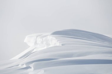 Büyük beyaz kar sürükleniyor. Güzel kış manzarası.