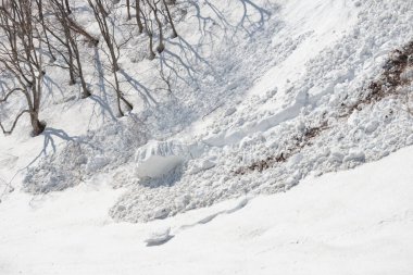 Çığ altında büyük bir kar yığını.
