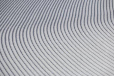 Kayak yamacında yeni hazırlanmış karların içinde hatları kapatın.