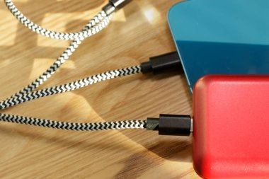 Cep telefonlarına takılı 3 'te 1 mobil şarj kablosu