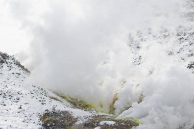 Aktif volkan fümerolünden yükselen buhar ve gazlar, Io Dağı, Hokkaido, Japonya