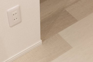 Japon tarzı, duvarda iki toplu elektrik prizi prizi var.