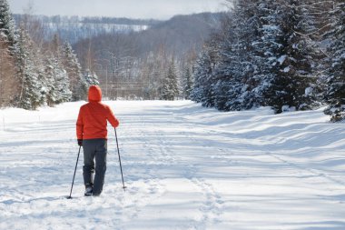 Kış karlı kırsal alanlarda egzersiz yapan kıdemli Japon adam.