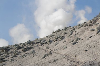 Aktif volkan kraterinde aşırı volkanik arazi ve fümerol menfezi.