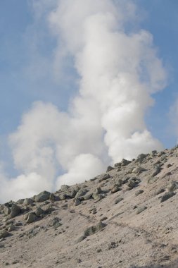 Aktif volkan kraterinde aşırı volkanik arazi ve fümerol menfezi.