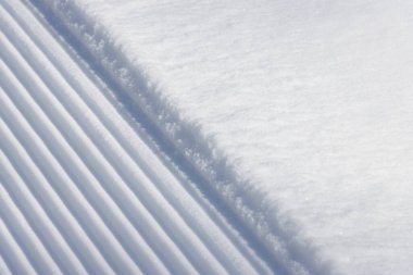 Beyaz desenli kar arkaplanındaki çapraz yiv çizgisi deseni