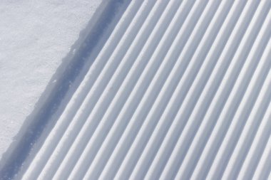 Beyaz desenli kar arkaplanındaki çapraz yiv çizgisi deseni