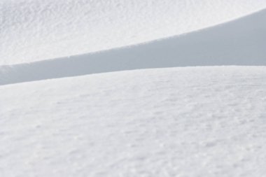 Güneş ışığı altındaki gölgeler ve ışık taze beyaz kar yüzeyi