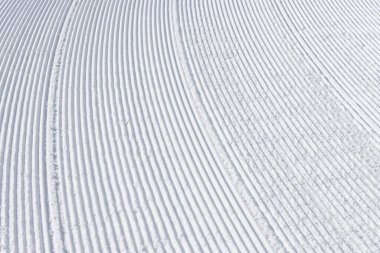 Temiz, beyaz kış karındaki çizgiler ve oyuklar yüzey arka planında desenli