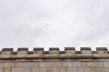 Tarihi bir İngiliz taş kale duvarının tepesinde.