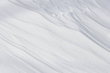 Taze beyaz rüzgârlı kar doğal desen arka planı