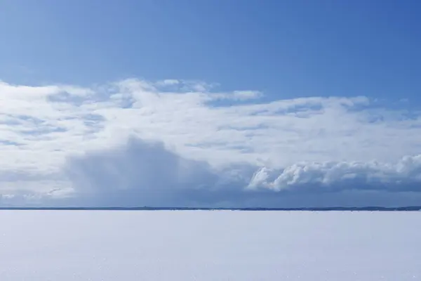 Karlı kış manzarasında fırtına bulutları ufukta, Sarobetsu, Hokkaido, Japonya