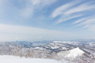 Toya Gölü 'nün karlı kış manzarası Rusutsu, Hokkaido, Japonya' dan